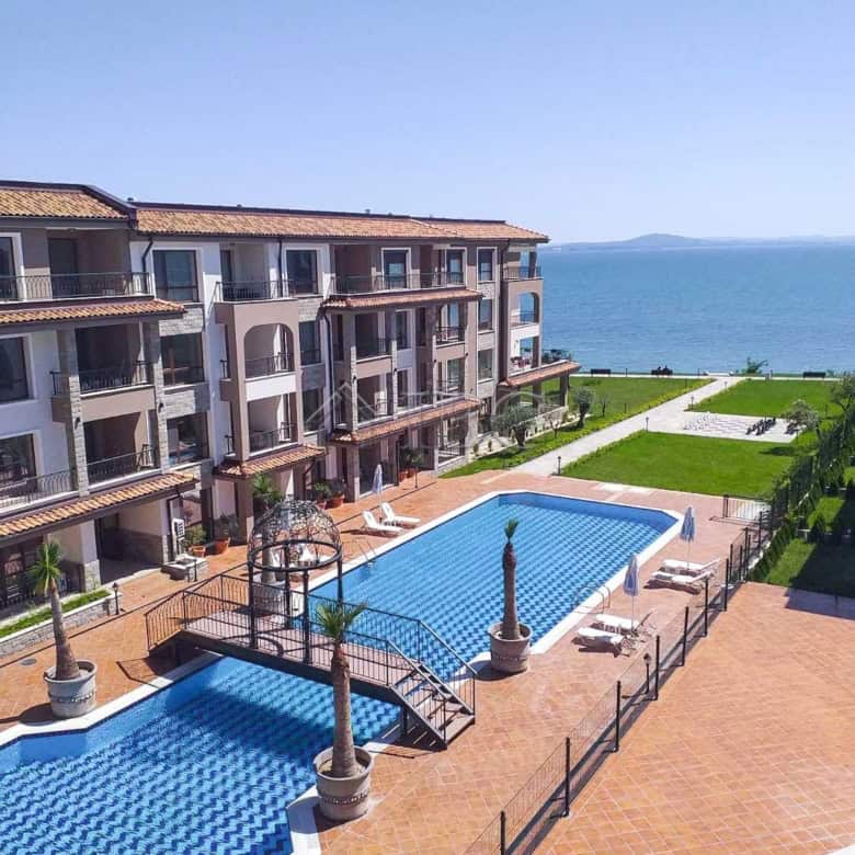 Sea view 1-bedroom apartment in Burgas Beach Resort with pool access.