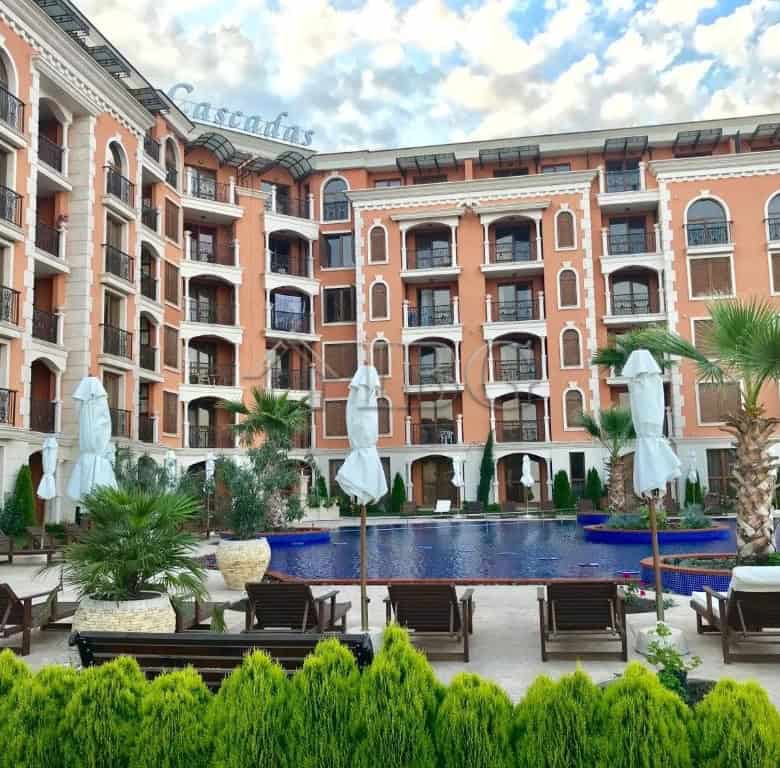 Modern studio with direct pool access in Cascadas Ravda, 350m from the sea.