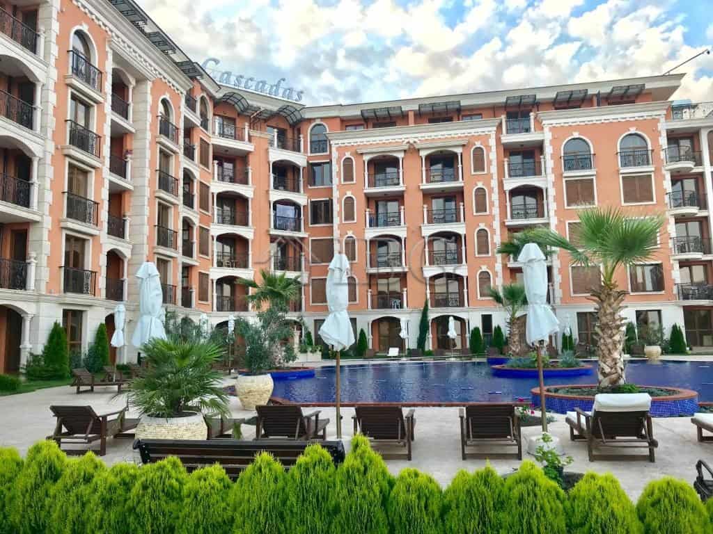 Modern studio with direct pool access in Cascadas Ravda, 350m from the sea.