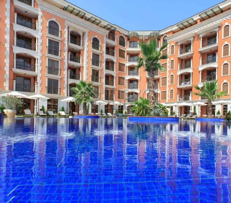 Apartment with direct pool access in Cascadas Ravda, just 350m from the sea.