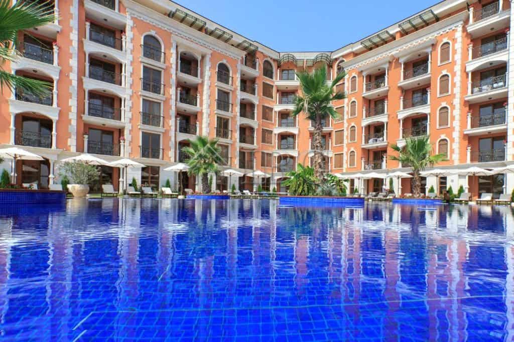 Apartment with direct pool access in Cascadas Ravda, just 350m from the sea.