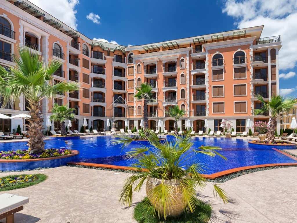 Modern studio with direct pool access in Cascadas Ravda, close to the sea.