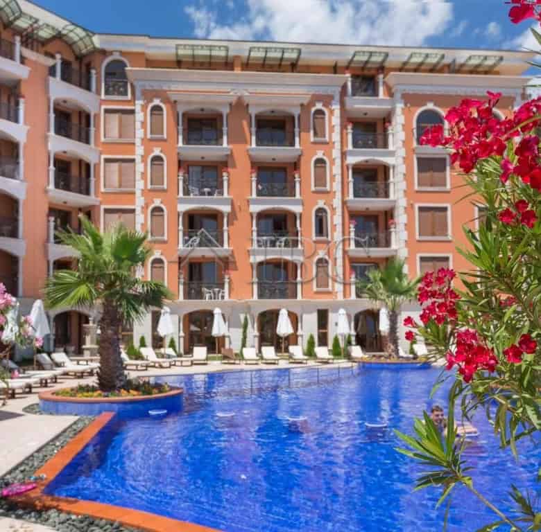Studio with direct pool access near the sea in Cascadas Ravda, offering comfort and convenience.