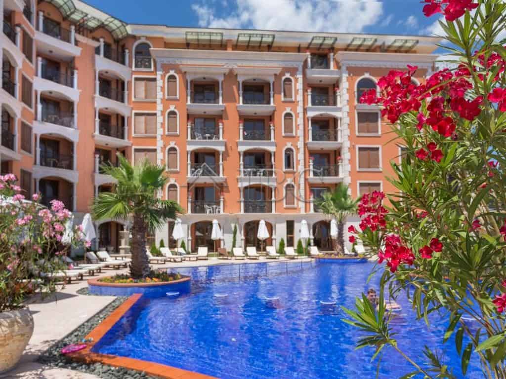 Studio with direct pool access near the sea in Cascadas Ravda, offering comfort and convenience.
