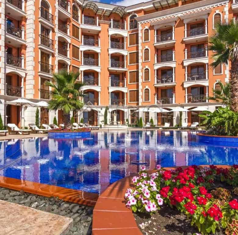 Apartment with direct pool access in Cascadas Ravda, near the sea.