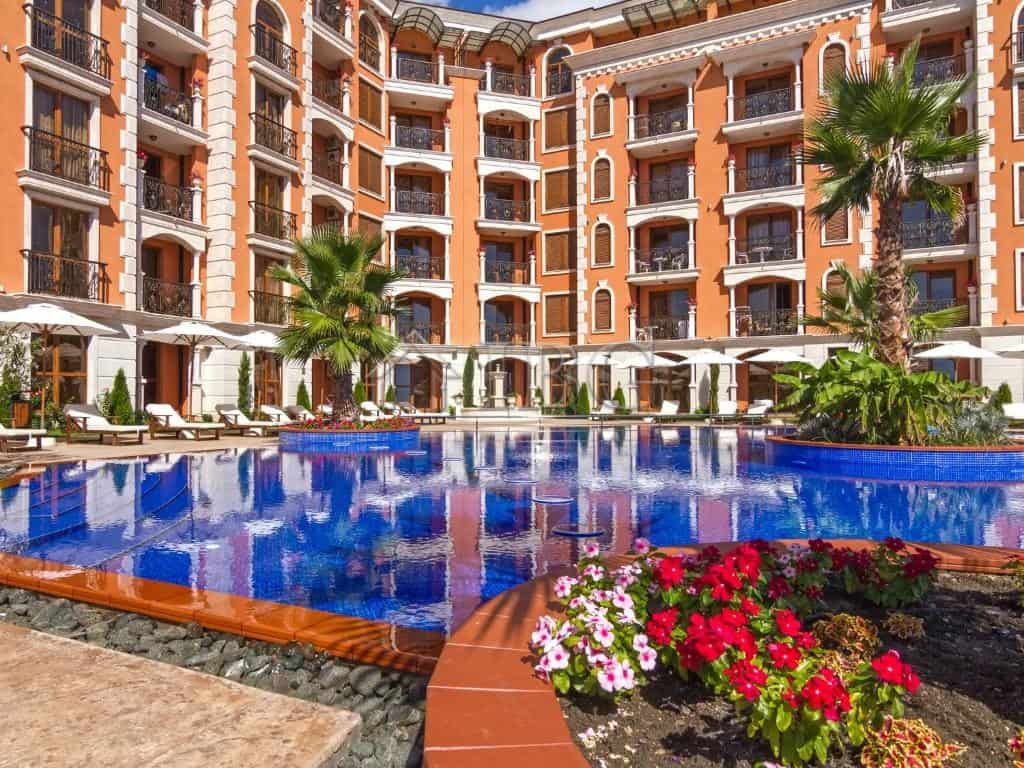 Apartment with direct pool access in Cascadas Ravda, near the sea.