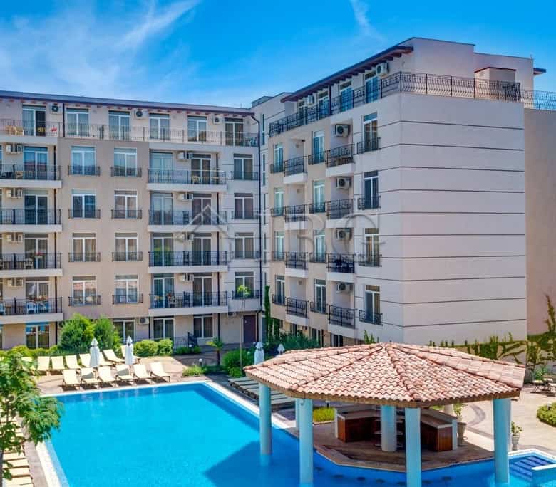Spacious 1-bedroom apartment with 2 bathrooms in Dawn Park, Sunny Beach, featuring a pool and lush g.