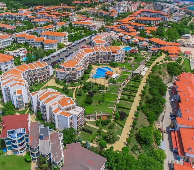 Spacious one-bedroom apartment offering partial sea views in Diamant Complex, Sveti Vlas.