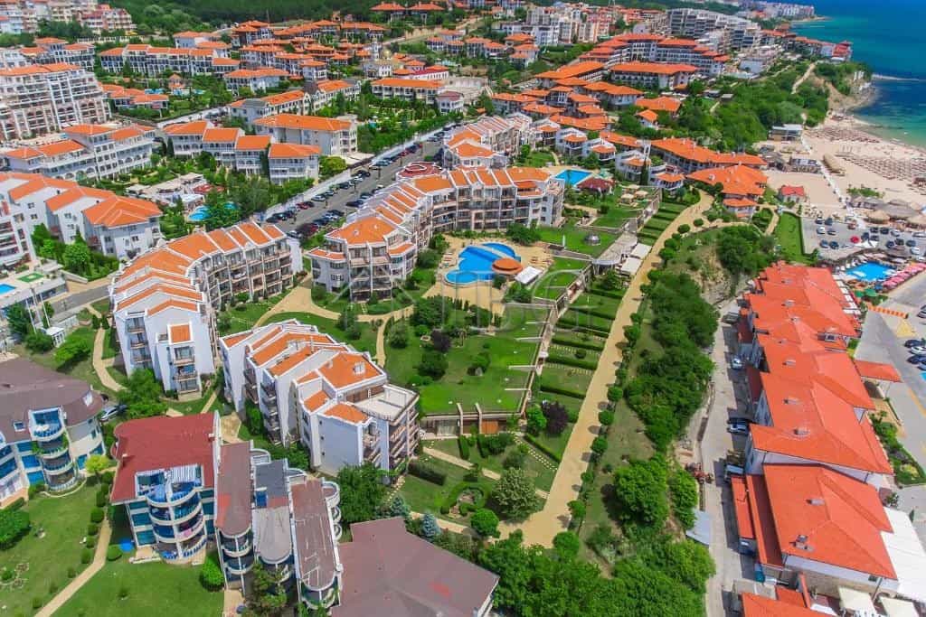 Spacious one-bedroom apartment offering partial sea views in Diamant Complex, Sveti Vlas.