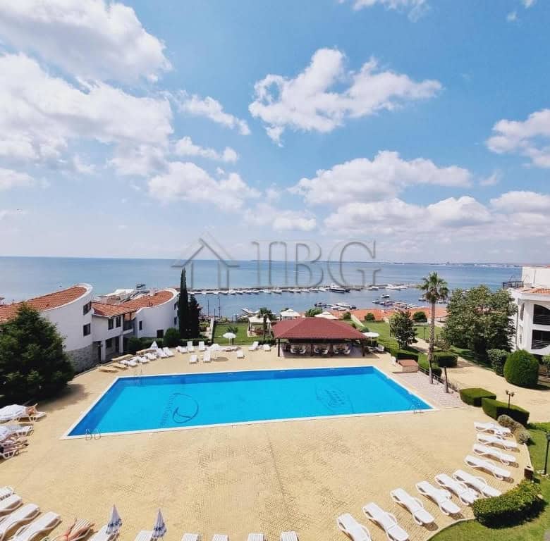 Bright apartment with partial sea view in Diamant Complex, Sveti Vlas. Perfect for holiday or invest.