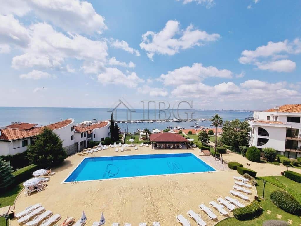 Bright apartment with partial sea view in Diamant Complex, Sveti Vlas. Perfect for holiday or invest.