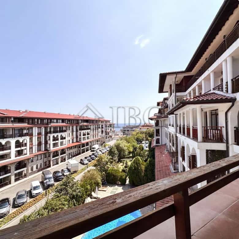 Bright 2-bedroom apartment overlooking the sea and pool in Sveti Vlas, Bulgaria.