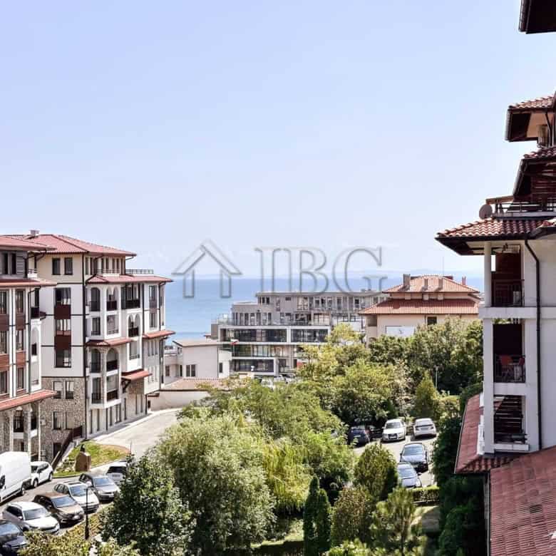 Sea view 2-bedroom apartment with pool view in Sveti Vlas, Bulgaria, near the coast.
