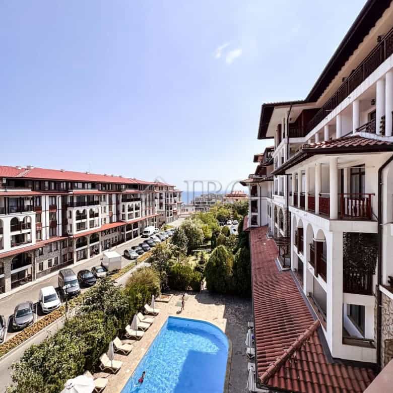 Sea view 2-bedroom apartment with pool access in Sveti Vlas, Bulgaria.
