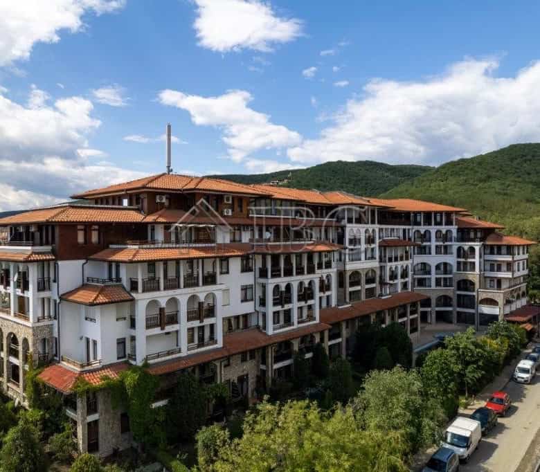 Spacious 2-bedroom apartment overlooking the sea and pool in Etara 3, Sveti Vlas. Perfect for relaxi.