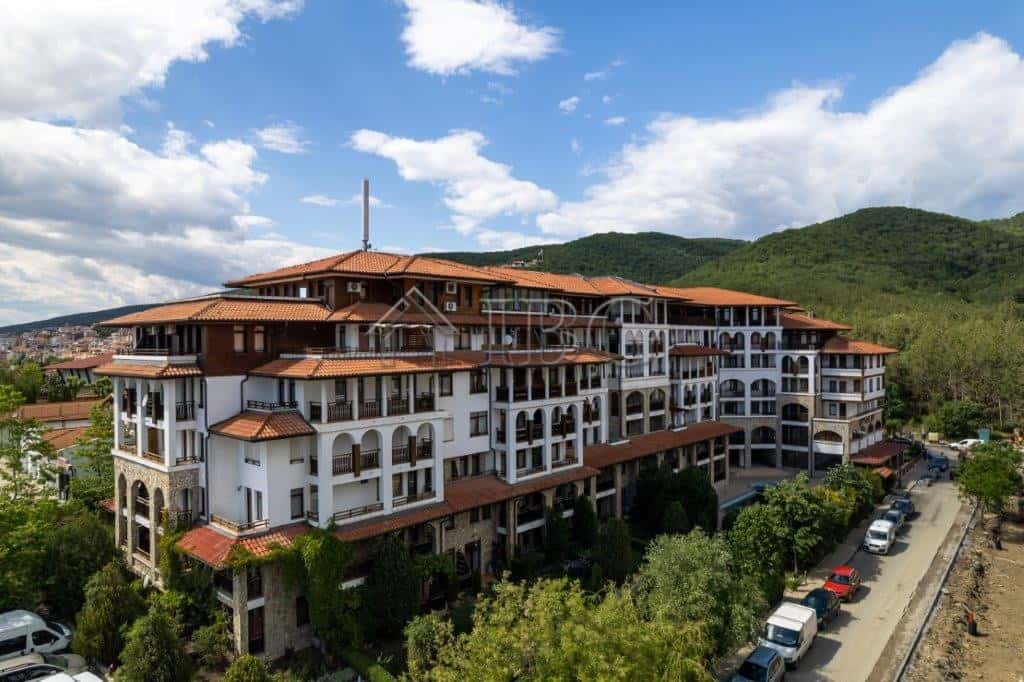 Spacious 2-bedroom apartment overlooking the sea and pool in Etara 3, Sveti Vlas. Perfect for relaxi.