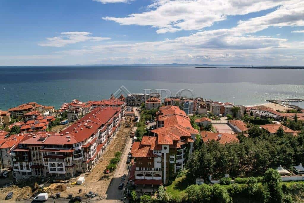 Bright 2-bedroom apartment offering stunning sea and pool views in Sveti Vlas. Perfect for relaxing.