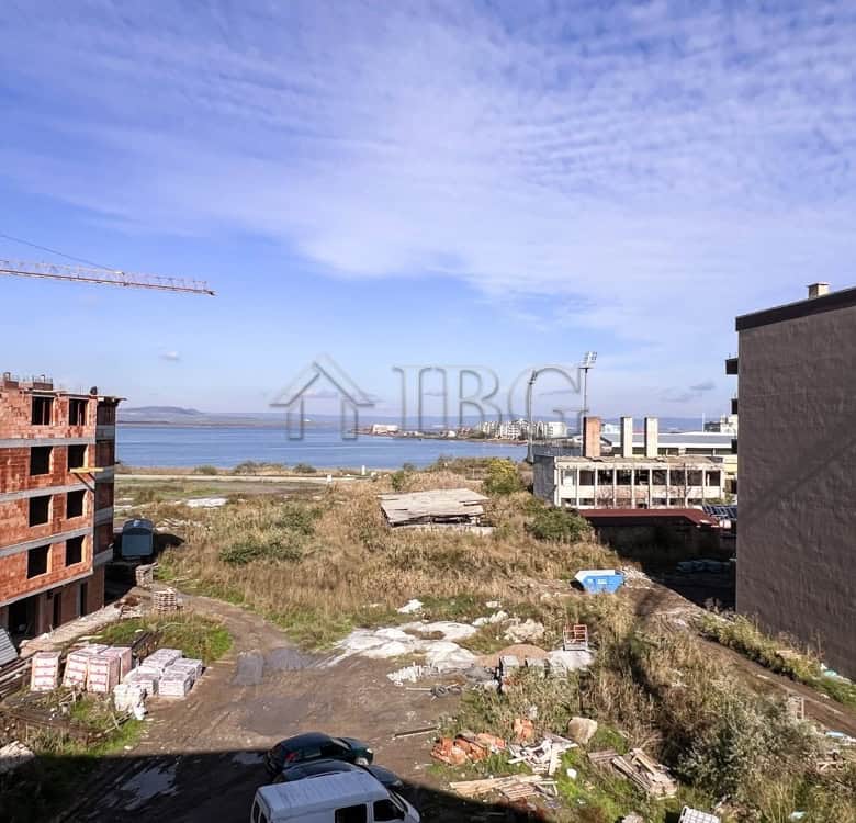 Bright 1-bedroom apartment overlooking the lake and surrounding landscape.
