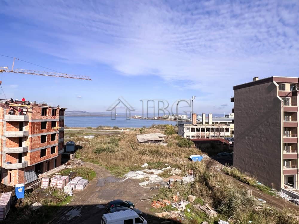 Bright 1-bedroom apartment overlooking the lake and surrounding landscape.