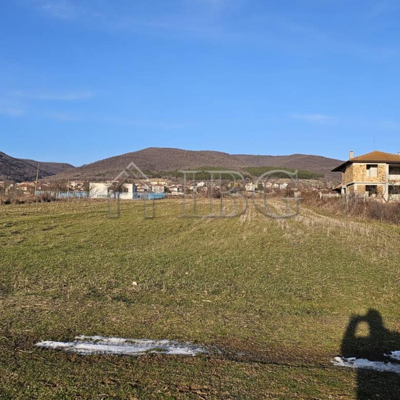 Building plot with sea view in Kosharitsa, Bulgaria, featuring open land and scenic mountain backdro.