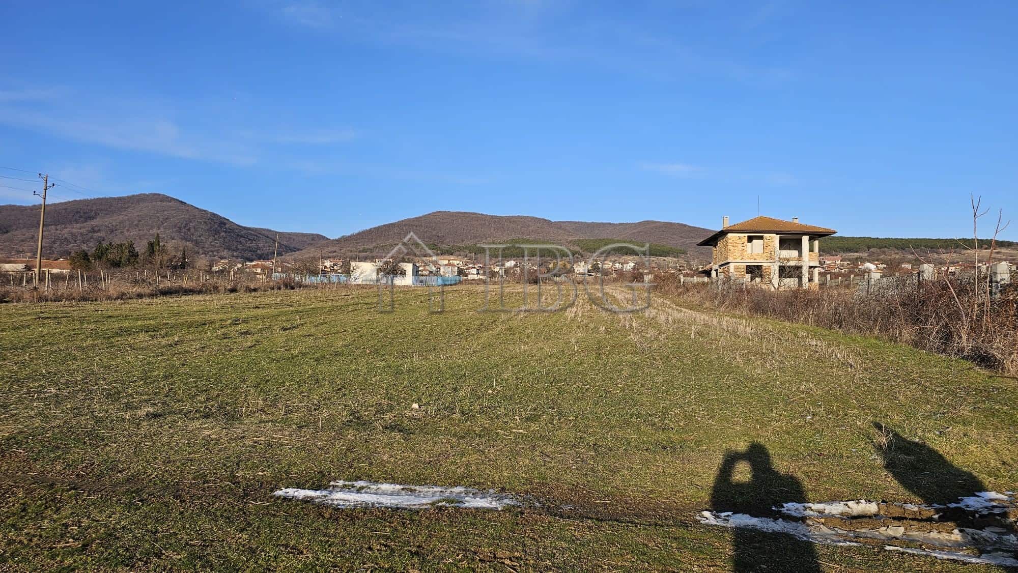 Building plot with sea view in Kosharitsa, Bulgaria, featuring open land and scenic mountain backdro.