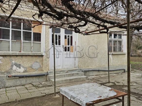 House with large land plot in Gyulyovtsa Village, Burgas Region, Bulgaria. Ideal for renovation or d.