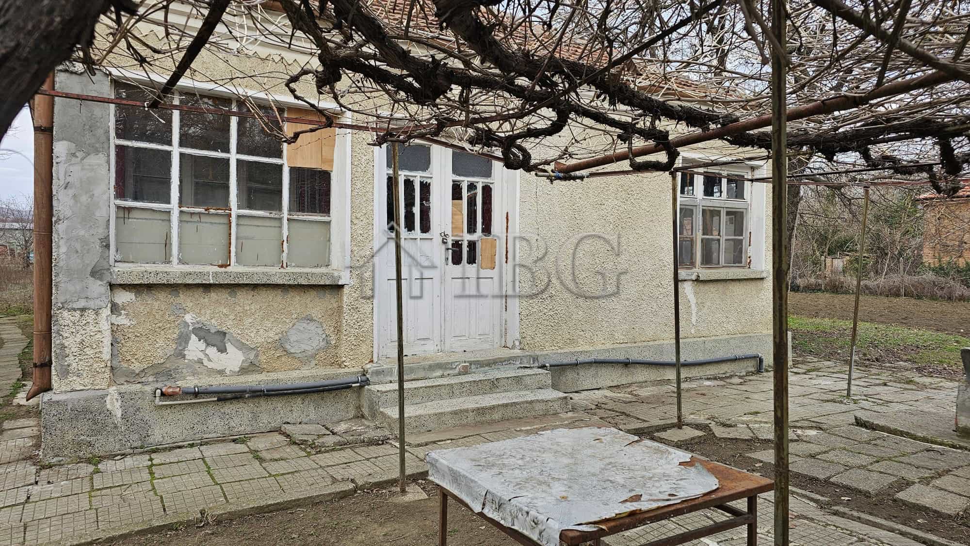 House with large land plot in Gyulyovtsa Village, Burgas Region, Bulgaria. Ideal for renovation or d.