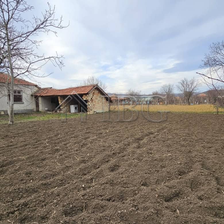 Spacious house with expansive land plot in Gyulyovtsa Village, Burgas Region, Bulgaria.