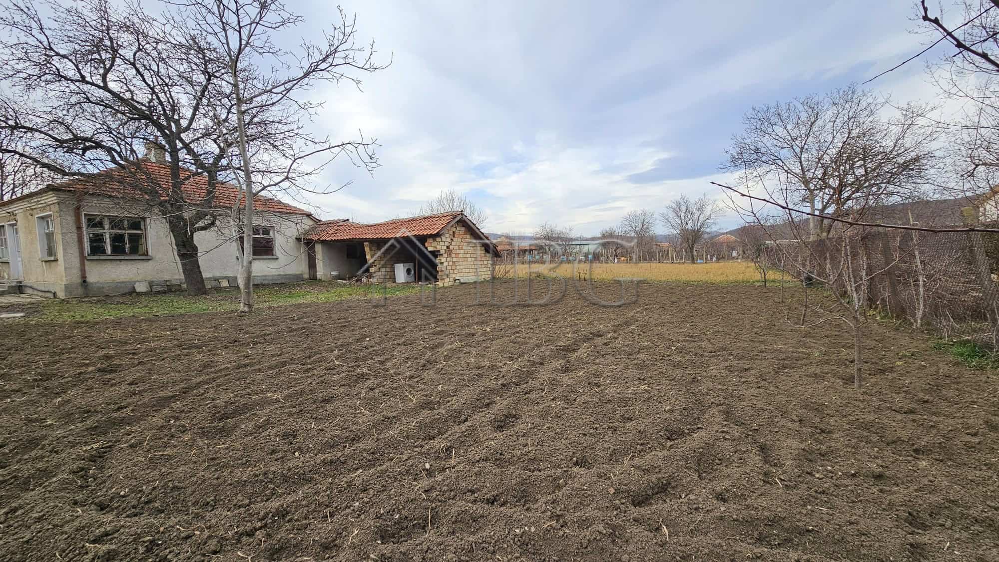 Spacious house with expansive land plot in Gyulyovtsa Village, Burgas Region, Bulgaria.