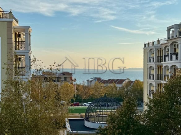 Beautiful studio apartment with pool and sea views in Sveti Vlas's Anna Marina complex. Perfect for.