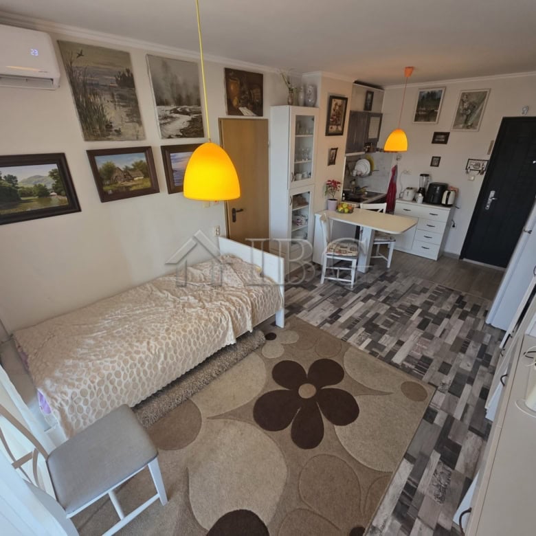 Cozy studio apartment with balcony, ideal for holidays or investment, located in Villa Yurta, Sveti.