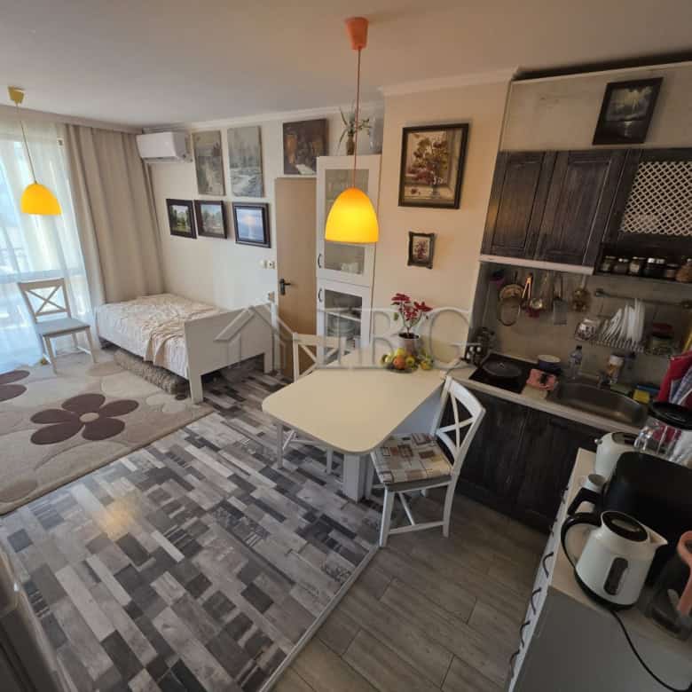Cozy studio apartment with balcony in Villa Yurta, Sveti Vlas, perfect for holiday or investment.