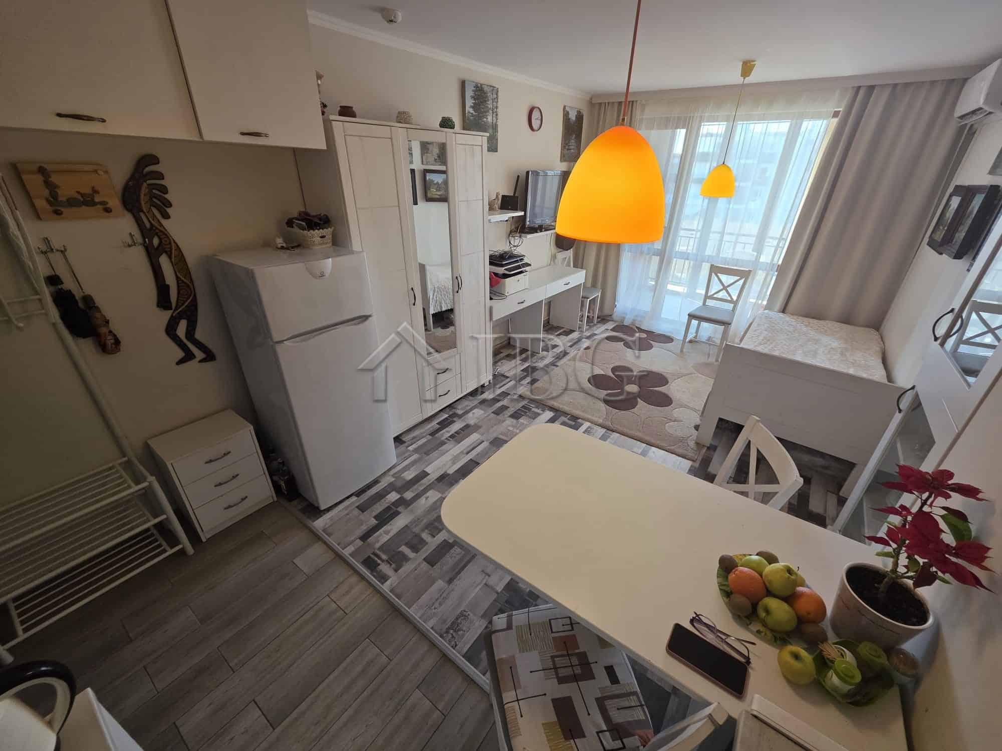 Bright studio apartment with balcony in Sveti Vlas, perfect for relaxing holidays or investment.