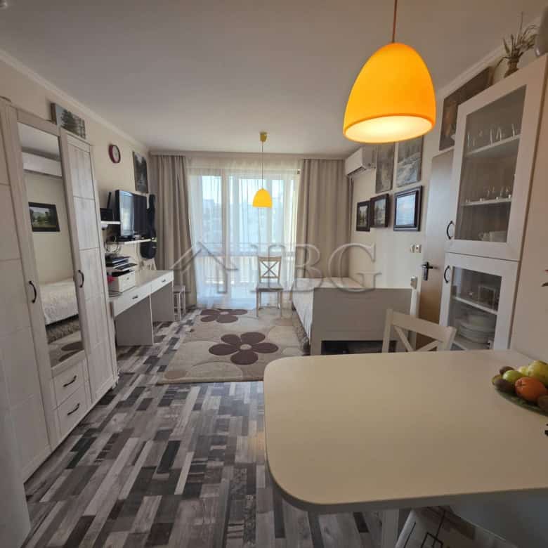 Cozy studio apartment with balcony in Villa Yurta, Sveti Vlas, ideal for holiday or investment.