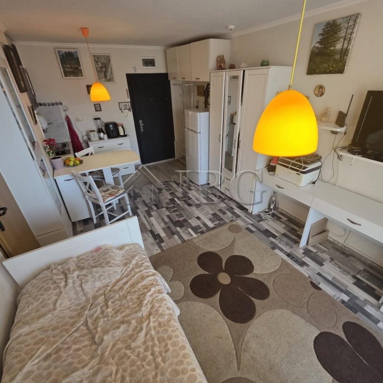 Bright studio apartment with balcony in Sveti Vlas for sale.