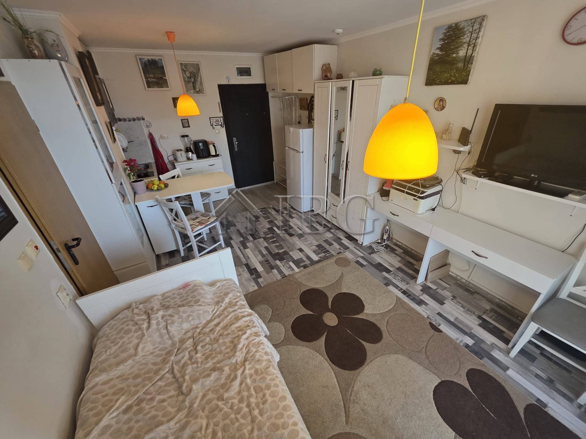 Bright studio apartment with balcony in Sveti Vlas for sale.