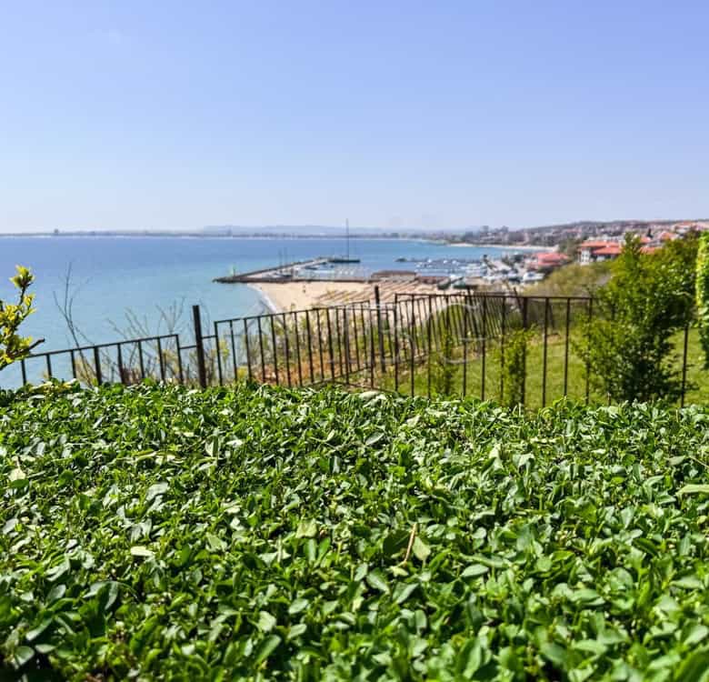 Bright 1-bedroom sea front apartment in Sveti Vlas, Bulgaria, offering stunning ocean views and easy.
