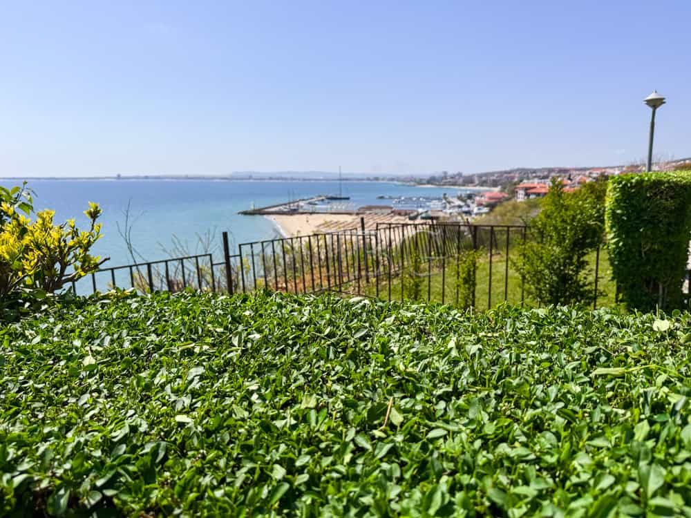 Bright 1-bedroom sea front apartment in Sveti Vlas, Bulgaria, offering stunning ocean views and easy.