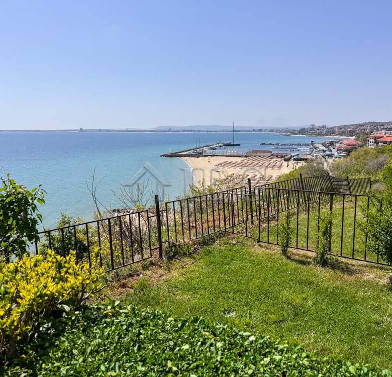Bright 1-bedroom apartment with stunning sea views in Sveti Vlas. Perfect for seaside living or inve.