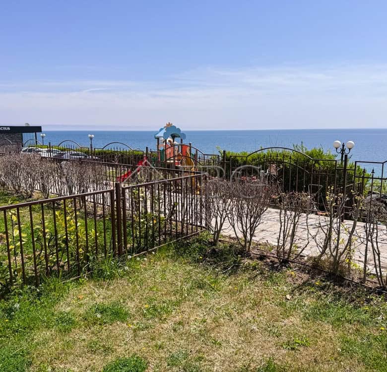 Sea front 1-bedroom apartment with balcony in Sveti Vlas.