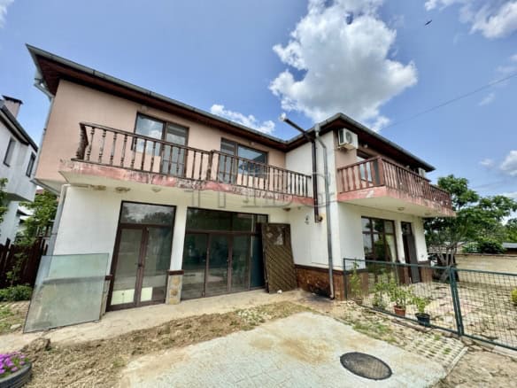 Charming two-storey house located in a secure gated complex in Poroy Village, ideal for comfortable.