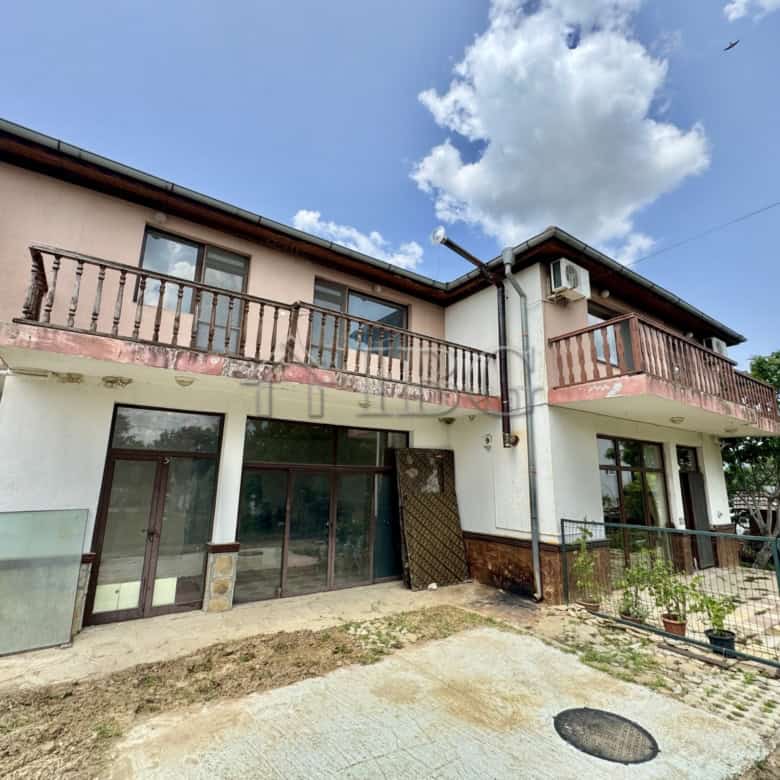 Charming two-storey house located in a secure gated complex in Poroy Village, ideal for comfortable.