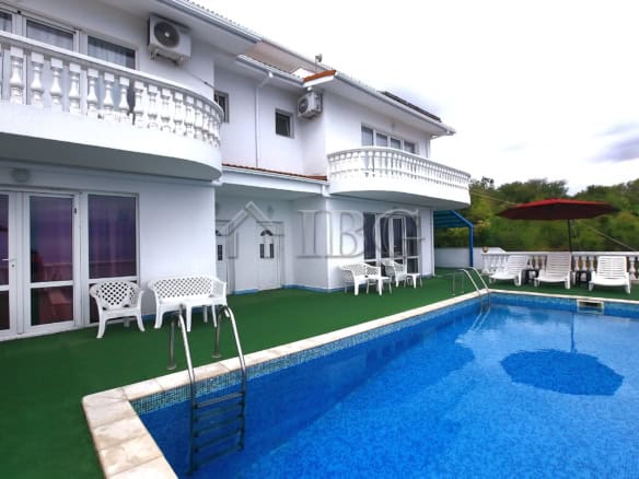 Sea view villa with pool and outdoor seating in Sorrento, Italy.