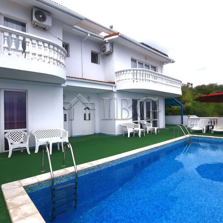 Sea view villa with pool and outdoor seating in Sorrento, Italy.