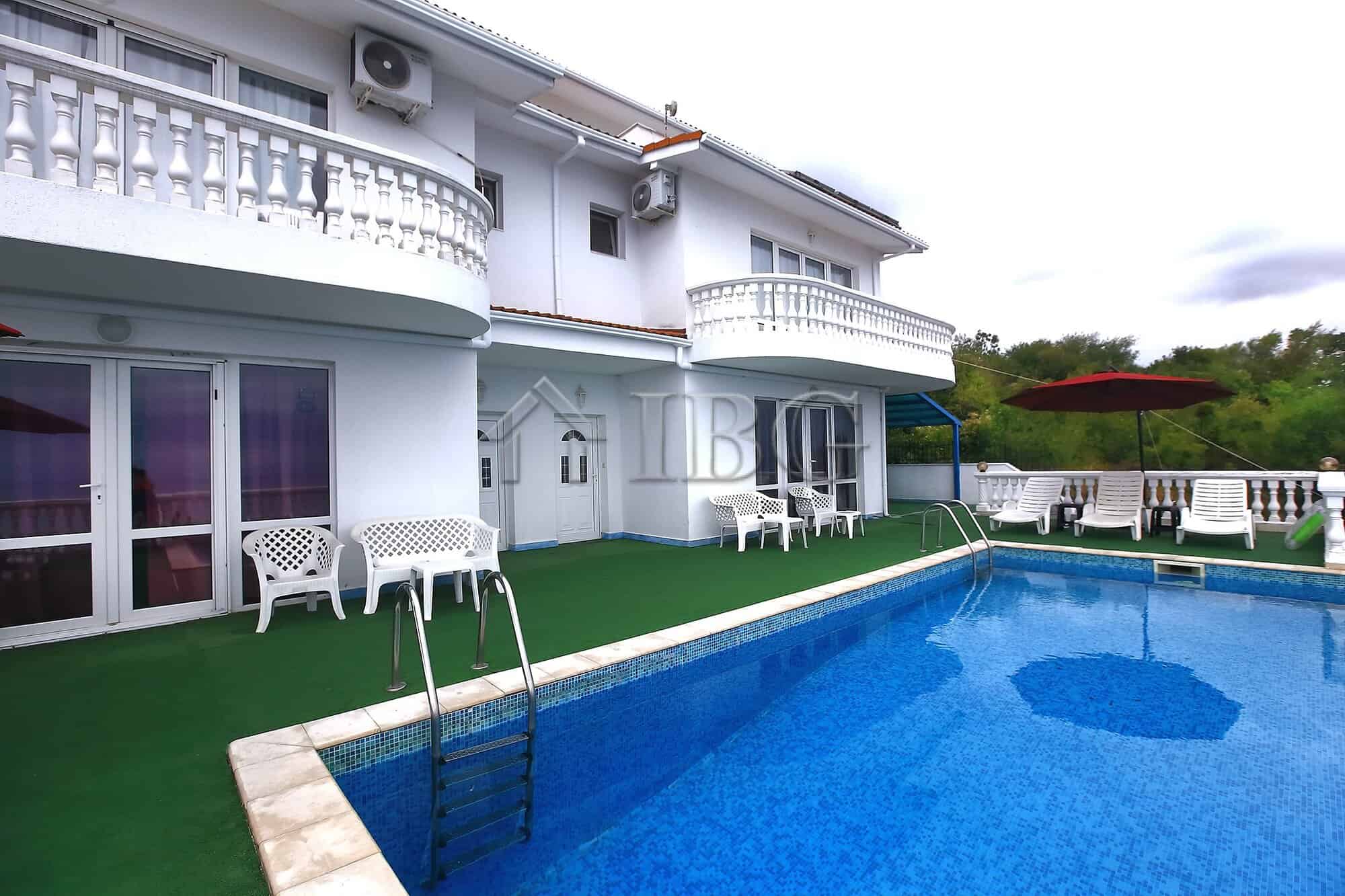 Sea view villa with pool and outdoor seating in Sorrento, Italy.