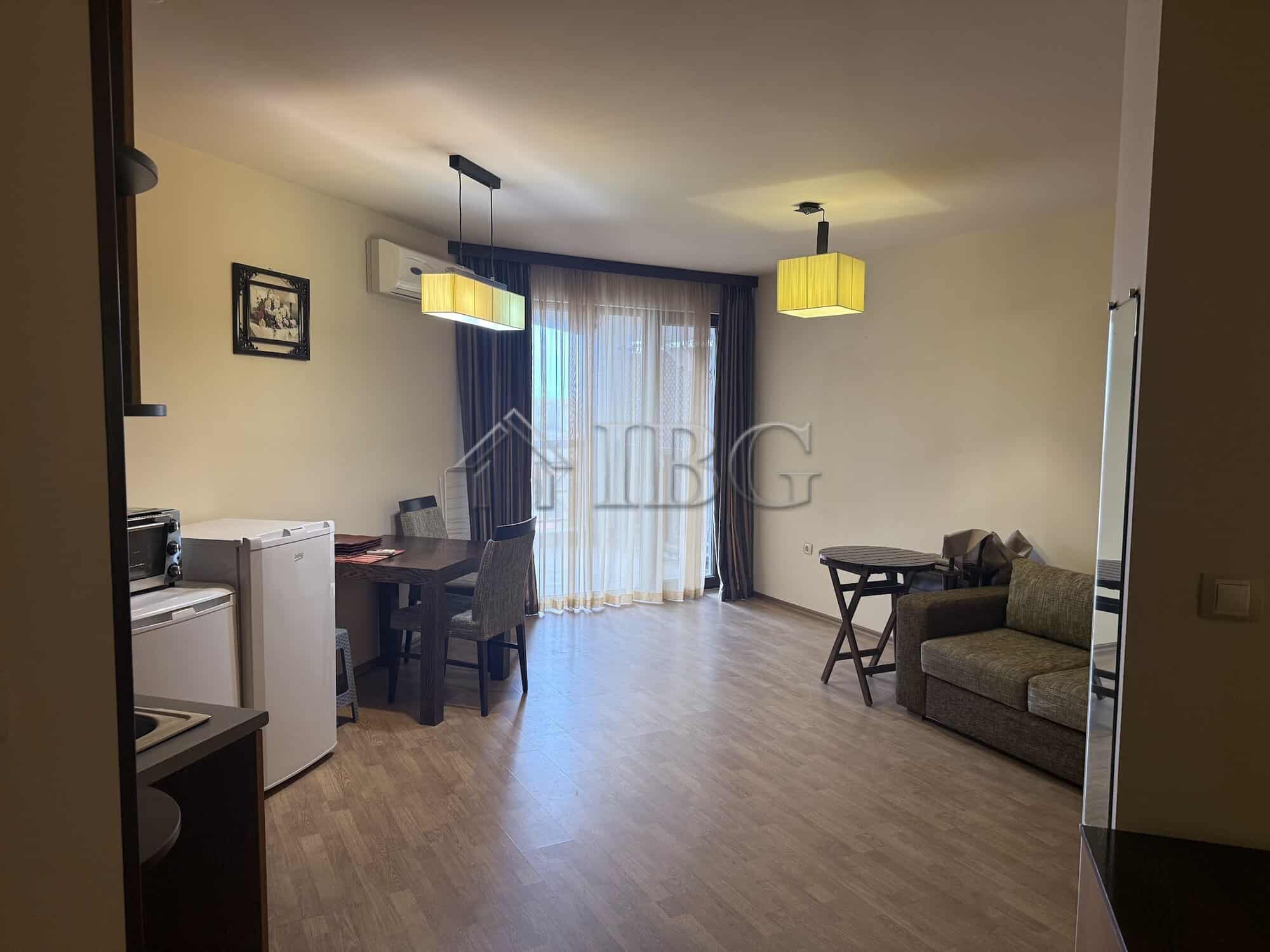 Spacious Studio in Chairite Complex Bright studio apartment in Chairite Complex, Kosharitsa, with modern furnishings and large windows.