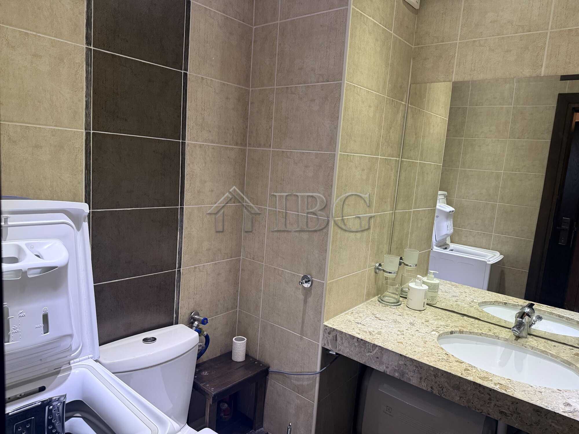 Spacious Studio in Chairite Complex | Kosharitsa Modern bathroom in a spacious studio apartment at Chairite Complex, Kosharitsa.