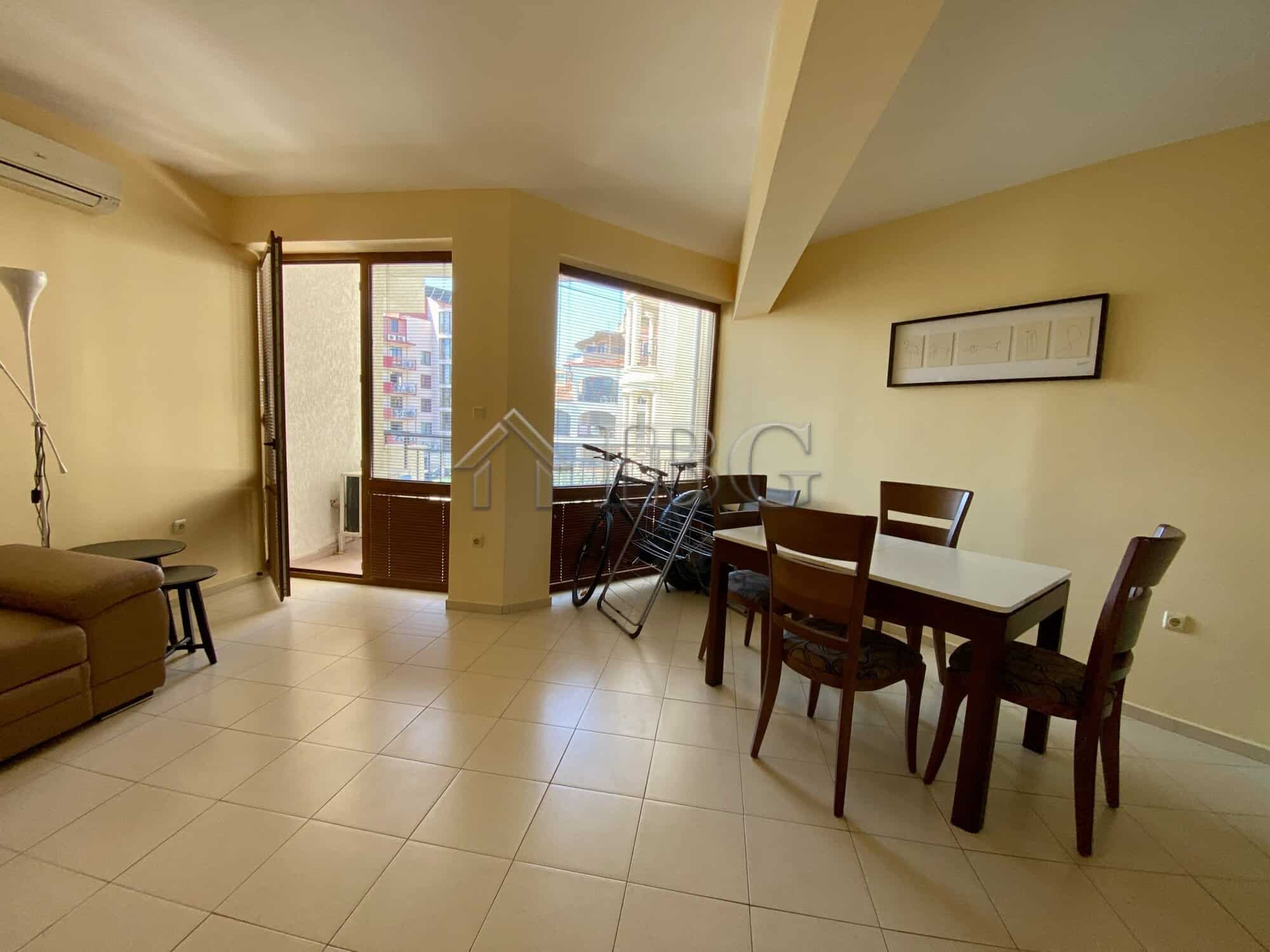 One-bedroom apartment with balcony and pool view in Chateau Del Mar, Sunny Beach. Modern living spac.