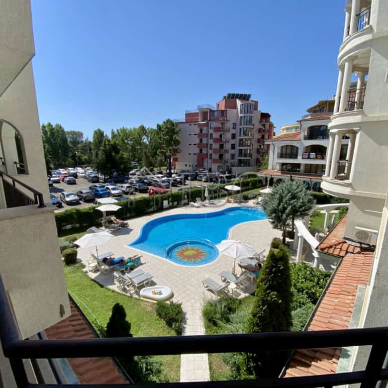 Bright and spacious one-bedroom apartment overlooking the pool at Chateau Del Mar, Sunny Beach. Perf.