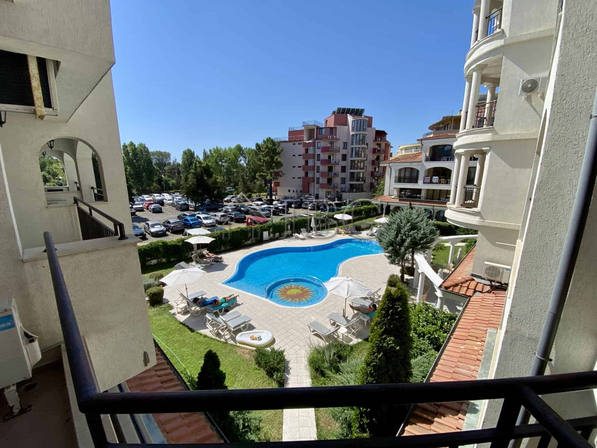 Bright and spacious one-bedroom apartment overlooking the pool at Chateau Del Mar, Sunny Beach. Perf.